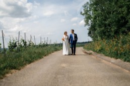 Brautpaarshooting laufen in den Weinbergen