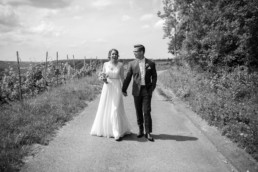Brautpaarshooting laufen in den Weinbergen