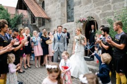 Auszug aus der Kirche an der Hochzeit Julia Reif Fotografie Spalierstehen
