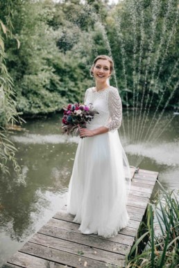 Glückliche Braut Steg See