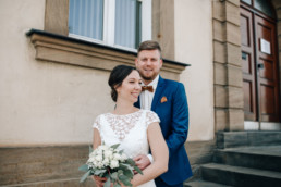 Glückliches Brautpaar bei Elopement im Schloss Seehof Bamberg
