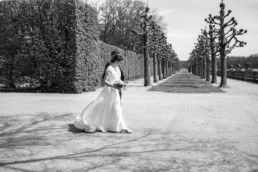 Laufendes Brautpaar, schwarz weiß Foto von Hochzeitsfotograf Julia im Schloß Bamberg